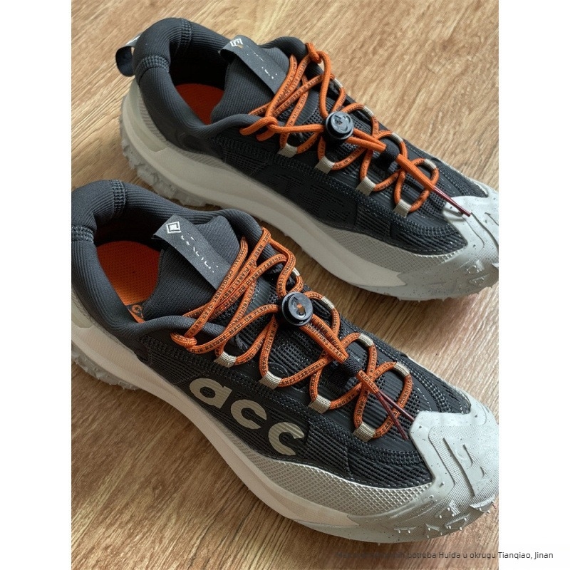 Planinarske cipele – gornji dio od mrežaste tkanine; protuklizna gumena potplat; gumeni srednji potplat; niskog kroja; visina pete 3-5 cm