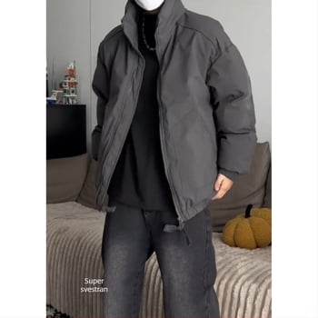 Muška zimska jakna, američki stil, debela kratka puffer jakna sa stojećim ovratnikom; punilo poliester, vanjski materijal 100% poliester, podstava 100% poliester, zatvarač, bočne džepove