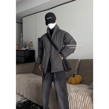 Muška zimska jakna, američki stil, debela kratka puffer jakna sa stojećim ovratnikom; punilo poliester, vanjski materijal 100% poliester, podstava 100% poliester, zatvarač, bočne džepove