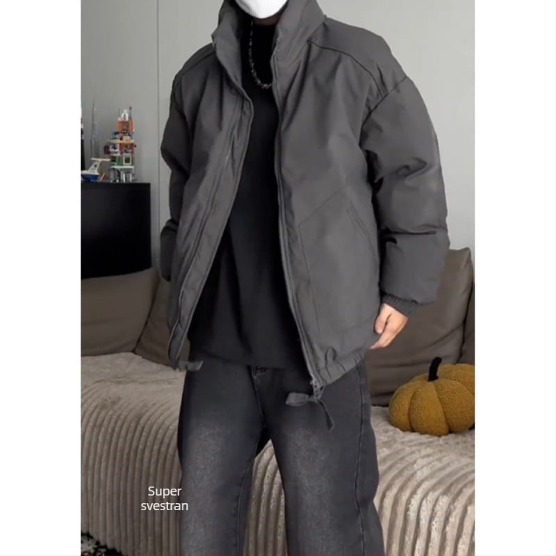 Muška zimska jakna, američki stil, debela kratka puffer jakna sa stojećim ovratnikom; punilo poliester, vanjski materijal 100% poliester, podstava 100% poliester, zatvarač, bočne džepove