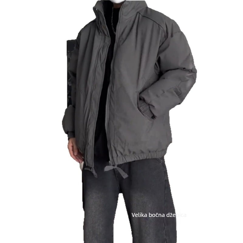 Muška zimska jakna, američki stil, debela kratka puffer jakna sa stojećim ovratnikom; punilo poliester, vanjski materijal 100% poliester, podstava 100% poliester, zatvarač, bočne džepove