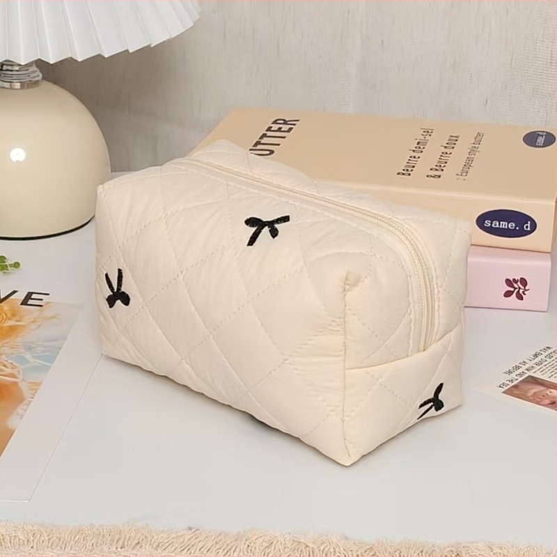 Prenosna torbica za make-up s velikim kapacitetom, mašna detalj, prešivena pamuk tkanina, podstava od poliestera, zatvaranje preklopnim poklopcem