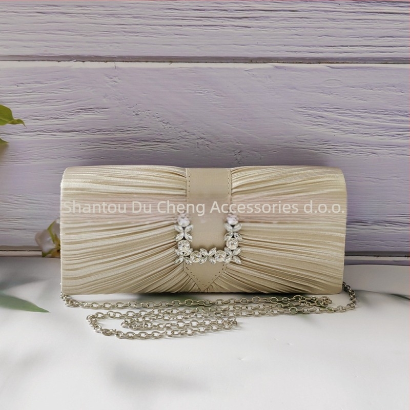 Ženska večernja crossbody torbica s lancem, svilenog materijala, kvadratnog oblika, tvrda konstrukcija, pokrivano zatvaranje