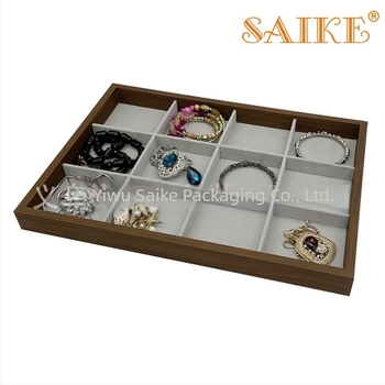 Drveni pladanj za izlaganje prstena s uzorkom oraha, odjeljci: 8, 12 i 24