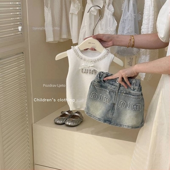 Dječji dvodijelni set u korejskom stilu: pleteni halter-top bez rukava i denim suknja s naramenicama, slova s šljokicama, ljeto 2024