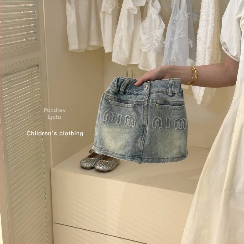 Dječji dvodijelni set u korejskom stilu: pleteni halter-top bez rukava i denim suknja s naramenicama, slova s šljokicama, ljeto 2024