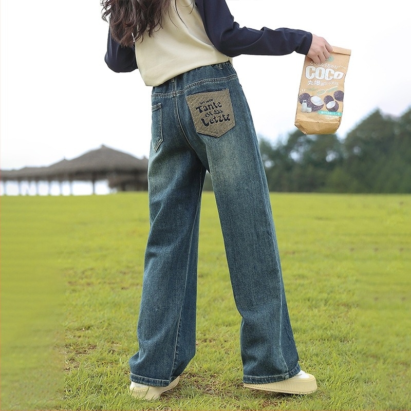 Dječje traperice s širokim krojem, elastični pojas, pamukova smjesa 38,8%, meka tekstura, proljeće–jesen 2025