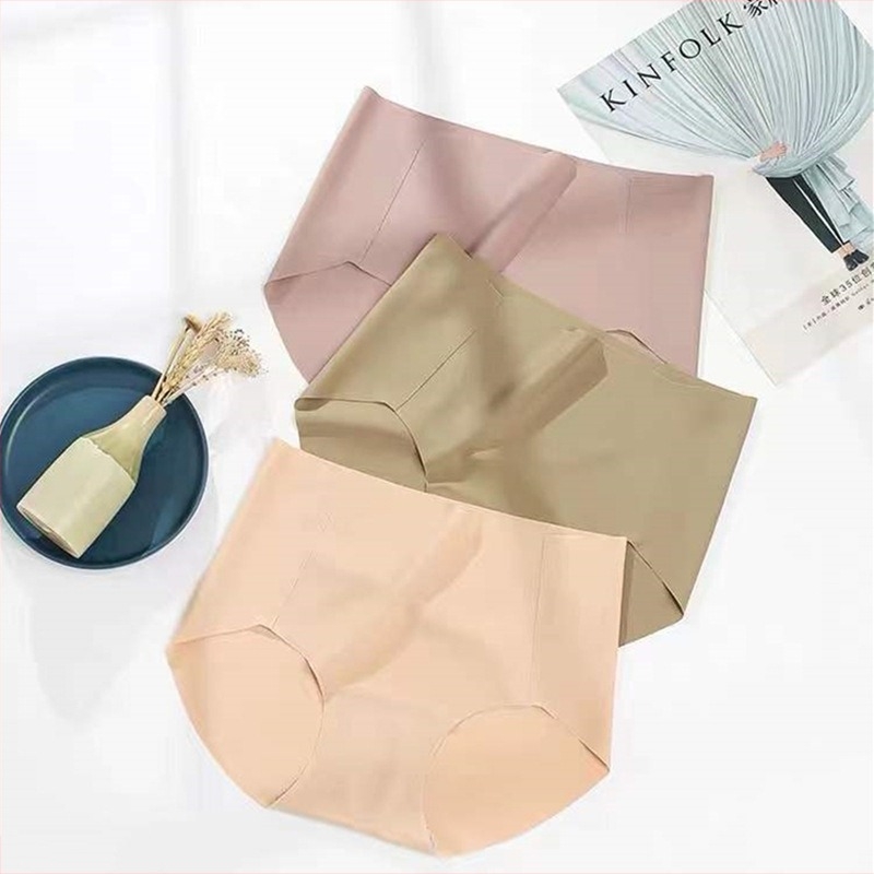 Ženske gaćice srednjeg pojasa, prozračne, glatka tkanina, podstava od viskoze 95–100%, jednobojne