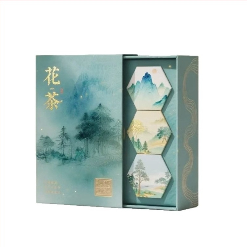 Poklon paket Dragon Ball čaja s balzamom mandarinskej kôry, darovna kutija i balenje čaja s cvijećem. Materijali: kraft papir, valoviti karton, bijela kravlja koža, sivi karton. Personalizacija dostupna. Izrada: UV, reljef, toplinski otisak, toplinski sreb