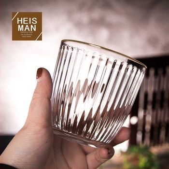 Šalica za kavu sa vertikalnim prugama, staklena, otporna na visoke temperature, bez ručke i poklopca, pogodna za ured i dom