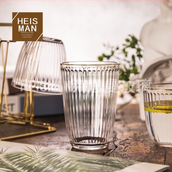 Šalica za kavu sa vertikalnim prugama, staklena, otporna na visoke temperature, bez ručke i poklopca, pogodna za ured i dom