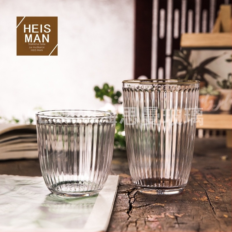 Šalica za kavu sa vertikalnim prugama, staklena, otporna na visoke temperature, bez ručke i poklopca, pogodna za ured i dom