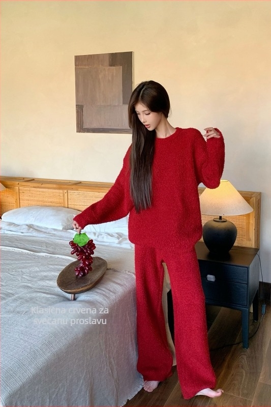 Set pidžama od polu-velura – okrugli izrez, dugi rukavi, minimalisticki stil, debeli materijal, topao i udoban za dom i vani