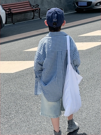 Dvodjelni dječji ljetni komplet s korejskim stilom karirane košulje i džins šortsi, mekani dodir tkanine, lagana konstrukcija, 100% pamuk