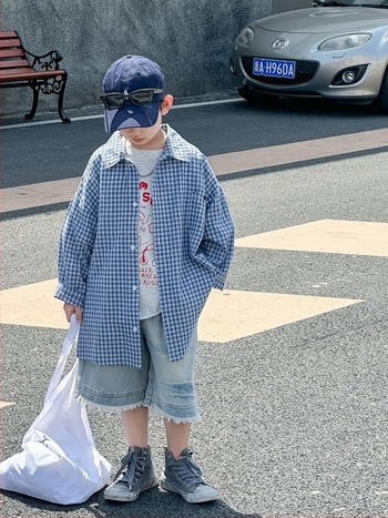 Dvodjelni dječji ljetni komplet s korejskim stilom karirane košulje i džins šortsi, mekani dodir tkanine, lagana konstrukcija, 100% pamuk
