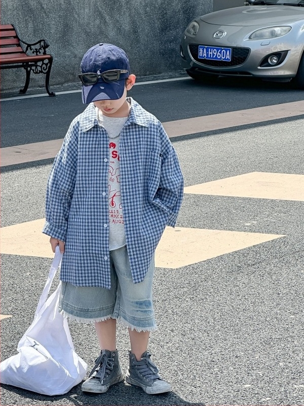 Dvodjelni dječji ljetni komplet s korejskim stilom karirane košulje i džins šortsi, mekani dodir tkanine, lagana konstrukcija, 100% pamuk