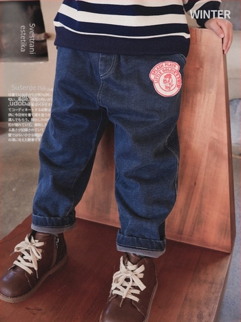 Dječje traperice s flis podstavom – Zima 2025, srednji pojas, duge hlače, uzorak crtića i slova