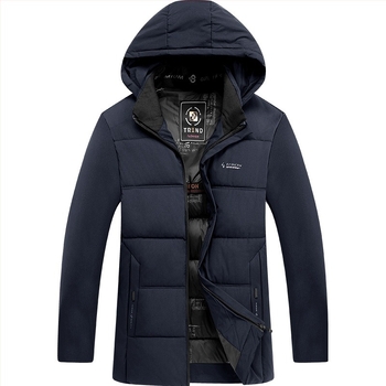 Muški zimski kaput s odvojivom kapuljom, zatvaranje na zip, debelo poliester punilo, vanjska tkanina u poliester mješavini, podstava 100% poliester, bočni džepovi, poslovni stil.