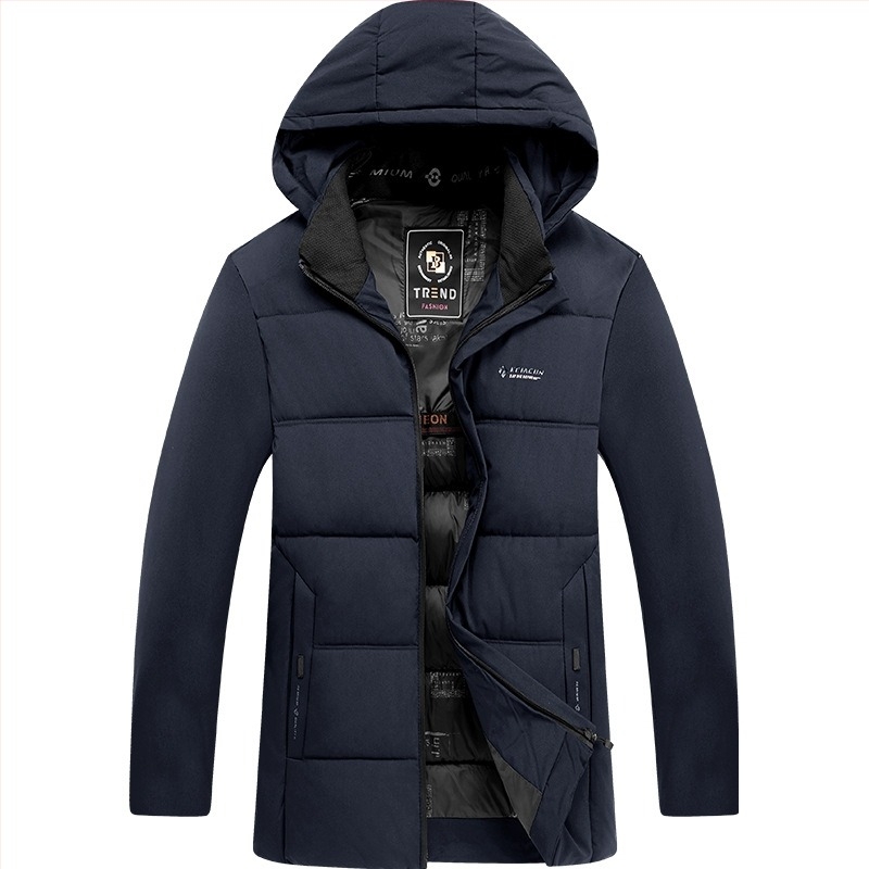 Muški zimski kaput s odvojivom kapuljom, zatvaranje na zip, debelo poliester punilo, vanjska tkanina u poliester mješavini, podstava 100% poliester, bočni džepovi, poslovni stil.