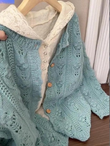 Set od dvije dijela: pleteni kardigan s kapuljom i top s čipkastim rubom | vlakna akrila s do 30% poliester | proljeće 2025 | japansko-korejski opušten stil | dugi rukavi, okrugli izrez