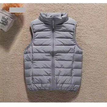 Ženski tanki down jakna-vest s uspravnim ovratnikom i zatvaračem, punjenje kačjim perjem, slim kroj, duljina 50–65 cm.