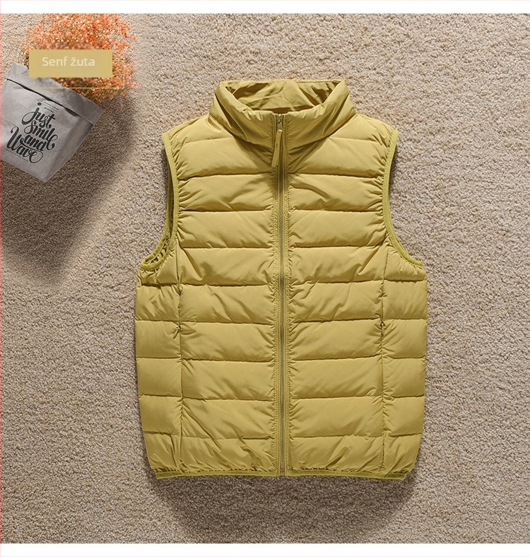 Ženski tanki down jakna-vest s uspravnim ovratnikom i zatvaračem, punjenje kačjim perjem, slim kroj, duljina 50–65 cm.