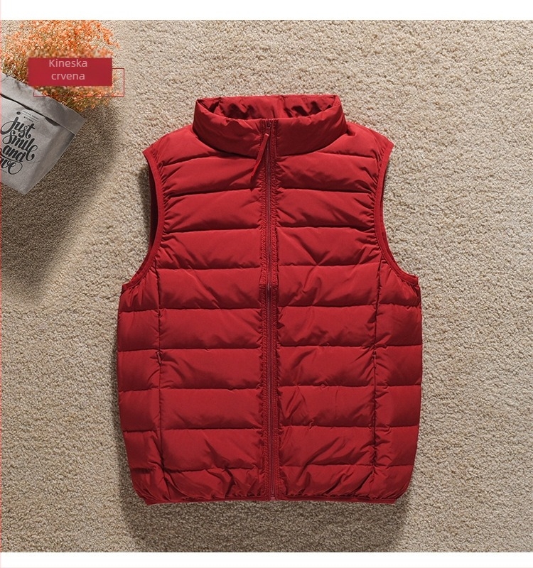 Ženski tanki down jakna-vest s uspravnim ovratnikom i zatvaračem, punjenje kačjim perjem, slim kroj, duljina 50–65 cm.