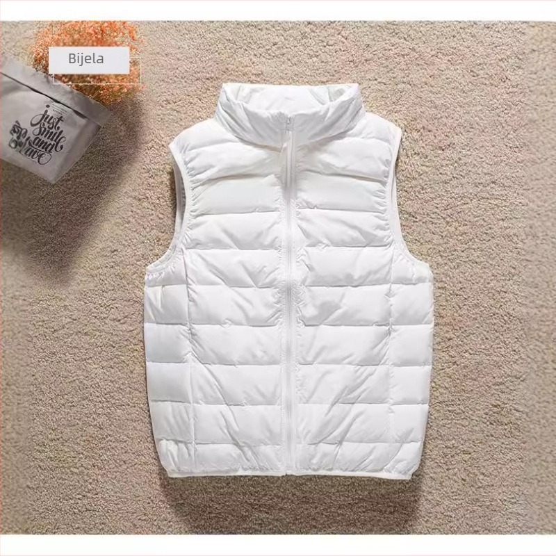 Ženski tanki down jakna-vest s uspravnim ovratnikom i zatvaračem, punjenje kačjim perjem, slim kroj, duljina 50–65 cm.