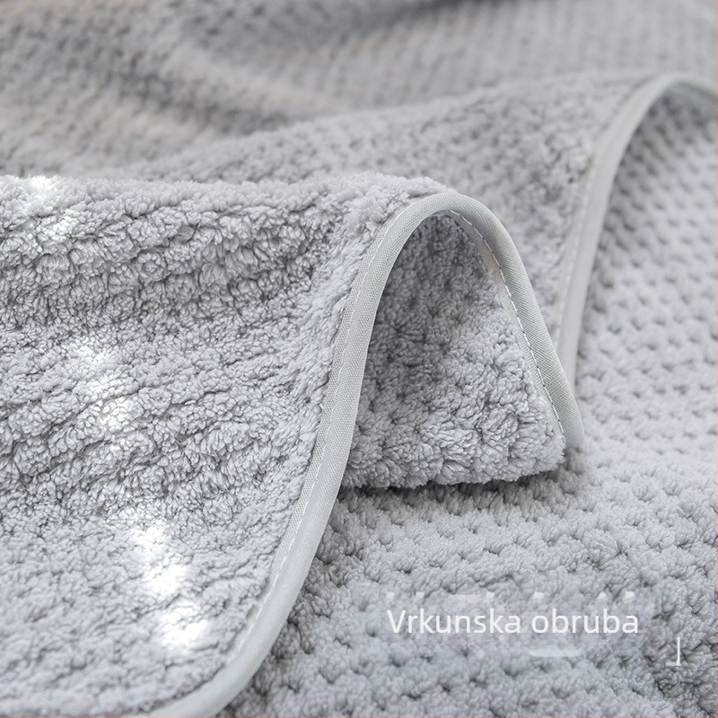 Koralski plišani ručnik – mekan, upijajući ručnik za lice i tijelo, debeđi završetak; težina 50–80 g; pređa 40 niti; obrada: vez, šivanje, otisak