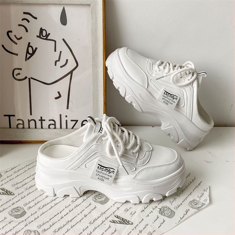 Női platformos sneaker, koreai stílus, talpmagasság 6-8 cm, felsőrész szintetikus bőrből, gumírozott talp