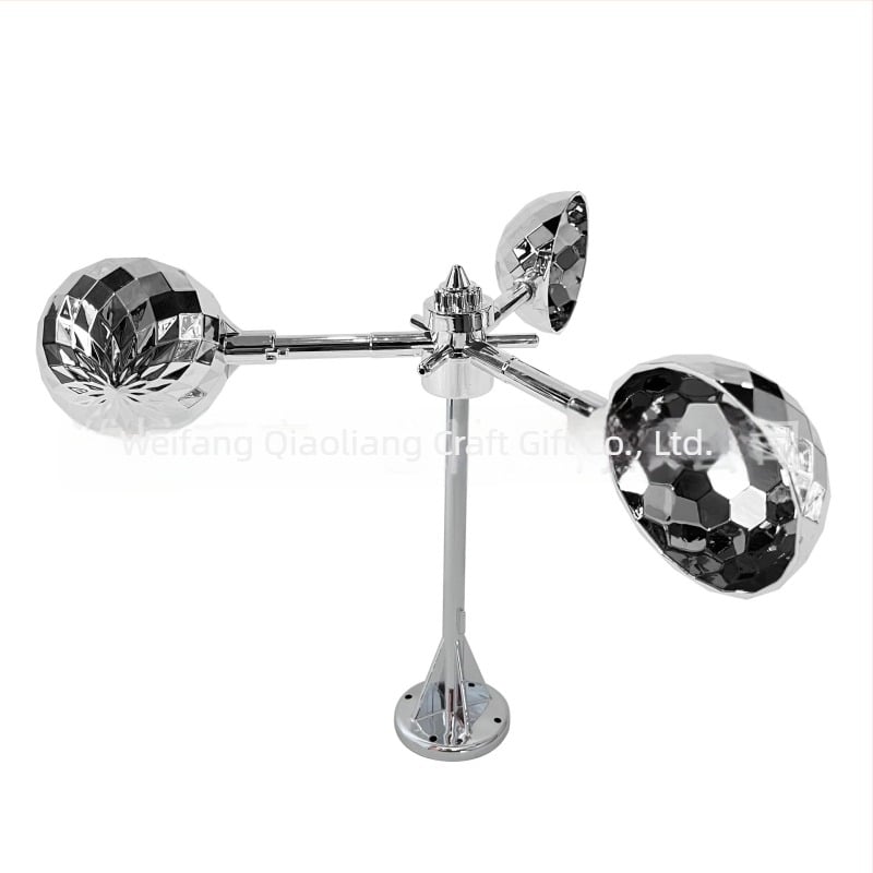 Madárriasztó készülék napelemes és szélenergiás üzemeléssel, ABS tokozás, hang- és fényriasztó funkciókkal, gyümölcsösökhöz, halastavakhoz és mezőgazdasági területekhez.