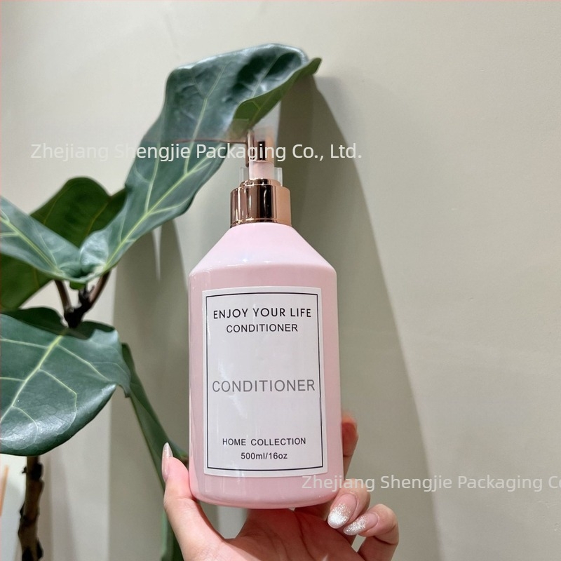 Cherry Blossom Rose testápoló palack 500 ml kapacitással; pumpás fedél; PET anyag; falvastagság 1–2 mm; feldolgozás testreszabása