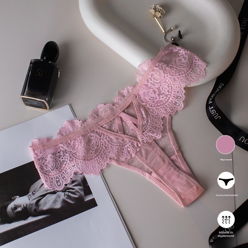 Női T-back csipkés bugyi, nylon 80-90% alapanyag, lélegző és gyorsan száradó, pamut alátét a szeméremszőrzetnél, alacsony derekú