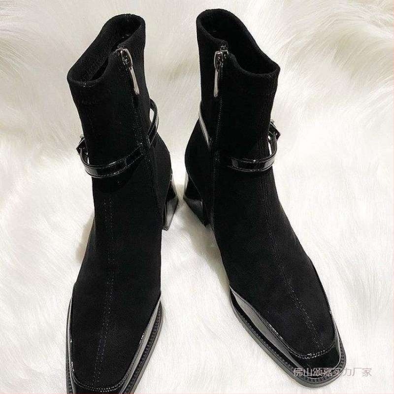 Martin csizma: négyszögletes orr, több anyagból készült felsőrész, oldalsó cipzár, alacsony szár, gumírozott talp