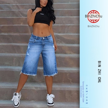 Női denim rövidnadrág rojtos széllel, kopott mosott denim, ultra alacsony derék, Capri hossz