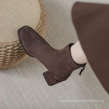 Női Martin csizma hátul cipzárral, kerek orr, alacsony szár, középmagas sarkú, fleece bélés