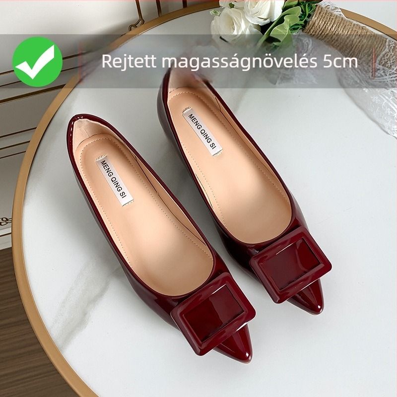 Női cipő négyzetes gombokkal, hegyes orr, alacsony sarok 1–3 cm, alacsony boka, gumírozott talp