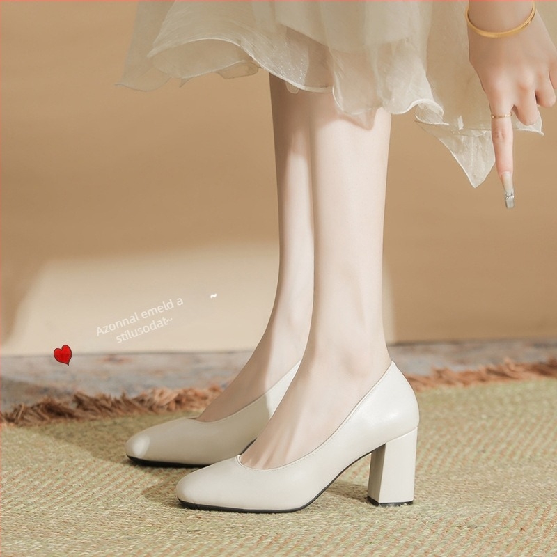 Női magassarkú cipő négyszögletes orral, vastag sarka 6-8 cm, felső anyag: Super Fiber