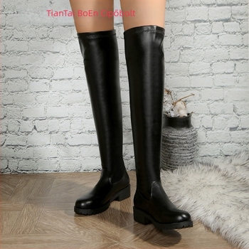 Térd fölötti csizma – PU felső rész, térd fölötti magasságú, négyszögletes sarok 3–5 cm, kerek orr, európai–amerikai divatstílus, húzással felhúzható (Pull-On)