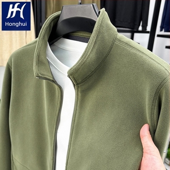 Férfi dzseki álló gallérral és cipzárral, vastag bolyhos fleece bélés, poliészter 93,8% + spandex 6,2%, oldalsó zsebek