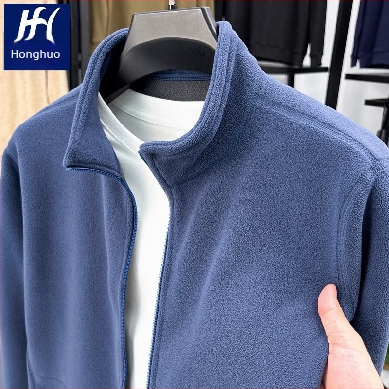 Férfi dzseki álló gallérral és cipzárral, vastag bolyhos fleece bélés, poliészter 93,8% + spandex 6,2%, oldalsó zsebek