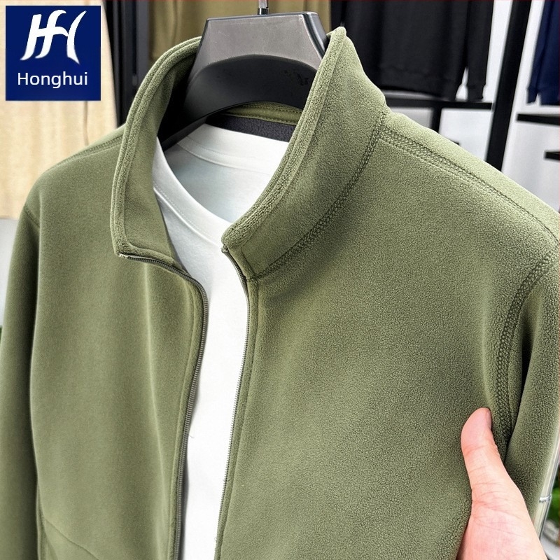 Férfi dzseki álló gallérral és cipzárral, vastag bolyhos fleece bélés, poliészter 93,8% + spandex 6,2%, oldalsó zsebek