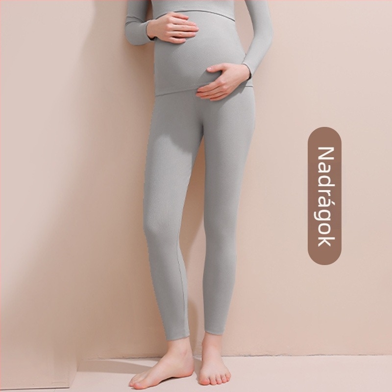 Anyasági szoptatós hálóruha szett (felső és alsó) — hosszú ujjú, őszi–téli szezonhoz, poliészter 90–95%, gyűrődésmentes, levehető mellpárnák