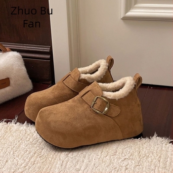 Női téli bakancs vastag talppal, PU felsőrésszel, műszőrme bélés, alacsony szár, rejtett magasságnövelő sarok (3–5 cm), csatos zárás