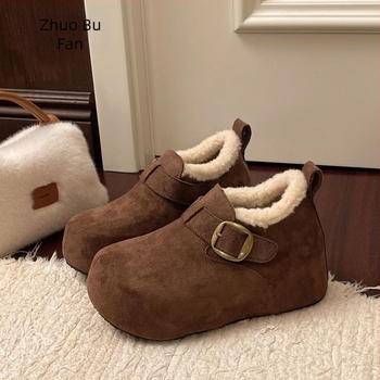 Női téli bakancs vastag talppal, PU felsőrésszel, műszőrme bélés, alacsony szár, rejtett magasságnövelő sarok (3–5 cm), csatos zárás