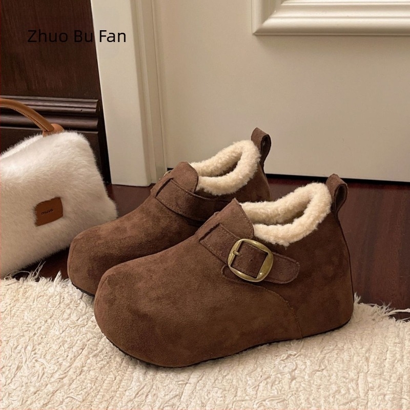 Női téli bakancs vastag talppal, PU felsőrésszel, műszőrme bélés, alacsony szár, rejtett magasságnövelő sarok (3–5 cm), csatos zárás