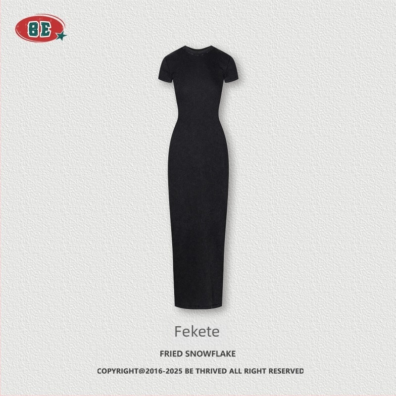 BE THRIVED ruha: karcsúsított bodycon, hosszú ruha, kerek nyakú, rövid ujjú, pamut-kevert anyag
