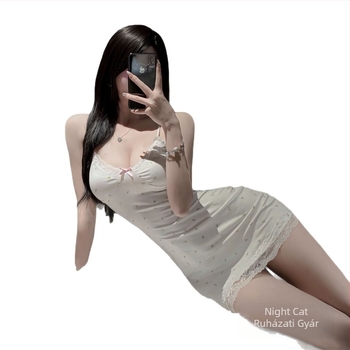 Csipkés éjszakai ruházat női virágmintával és beépített melltartó betétekkel; poliészter anyag, 70–80% poliészter.