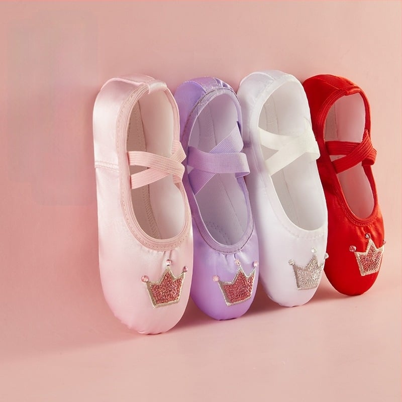 Gyerekeknek készült balett-tánccipő satin macska láb mintával, felsőrész selyem, talp marhabőr, strassz díszítés, légáteresztő és könnyű