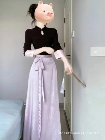 Két rész Chenille készlet 90-95% Spandex-szel: hosszú ujjú felső üreges gombokkal + fél szoknya kiemelt virág mintával (ősz-tél)